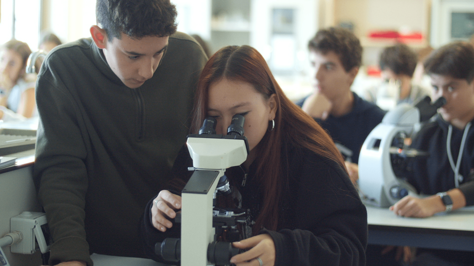 Studenti in visita a un laboratorio di ricerca scientifica