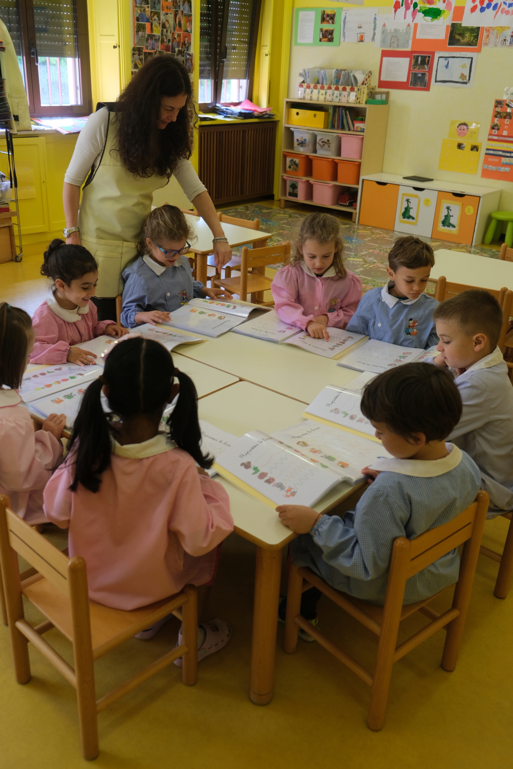 Maestra con bambini alla scuola dell'infanzia