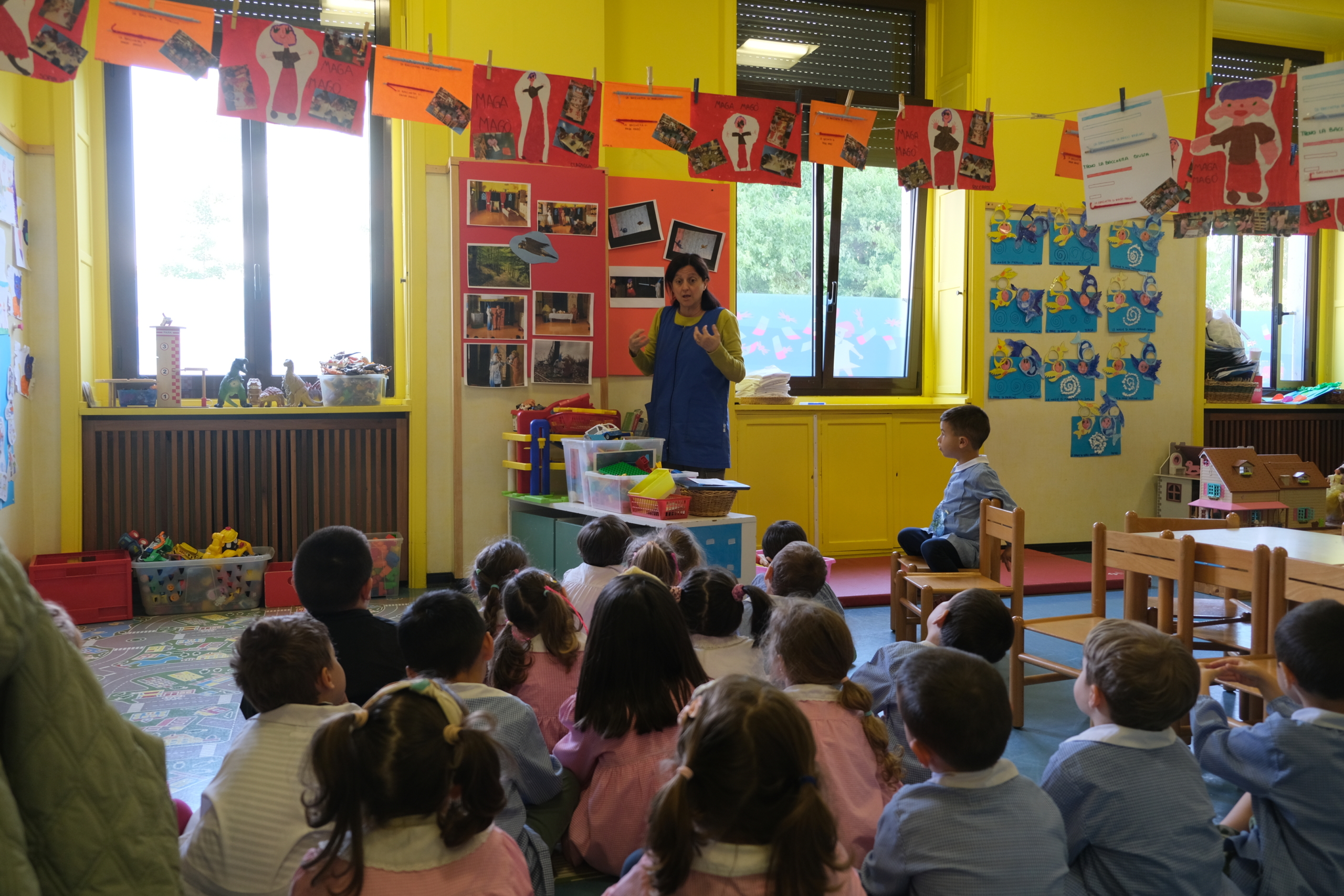 Bambini e maestra alla scuola dell'infanzia