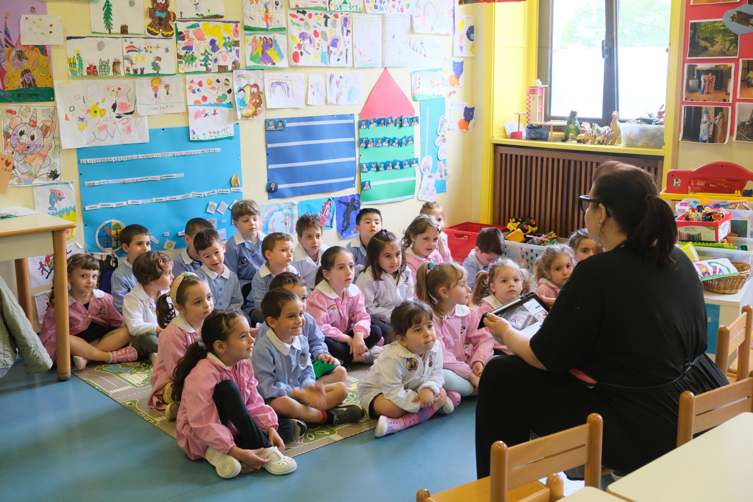 Madrelingua con i bambini alla scuola dell'infanzia Fondazione Grossman