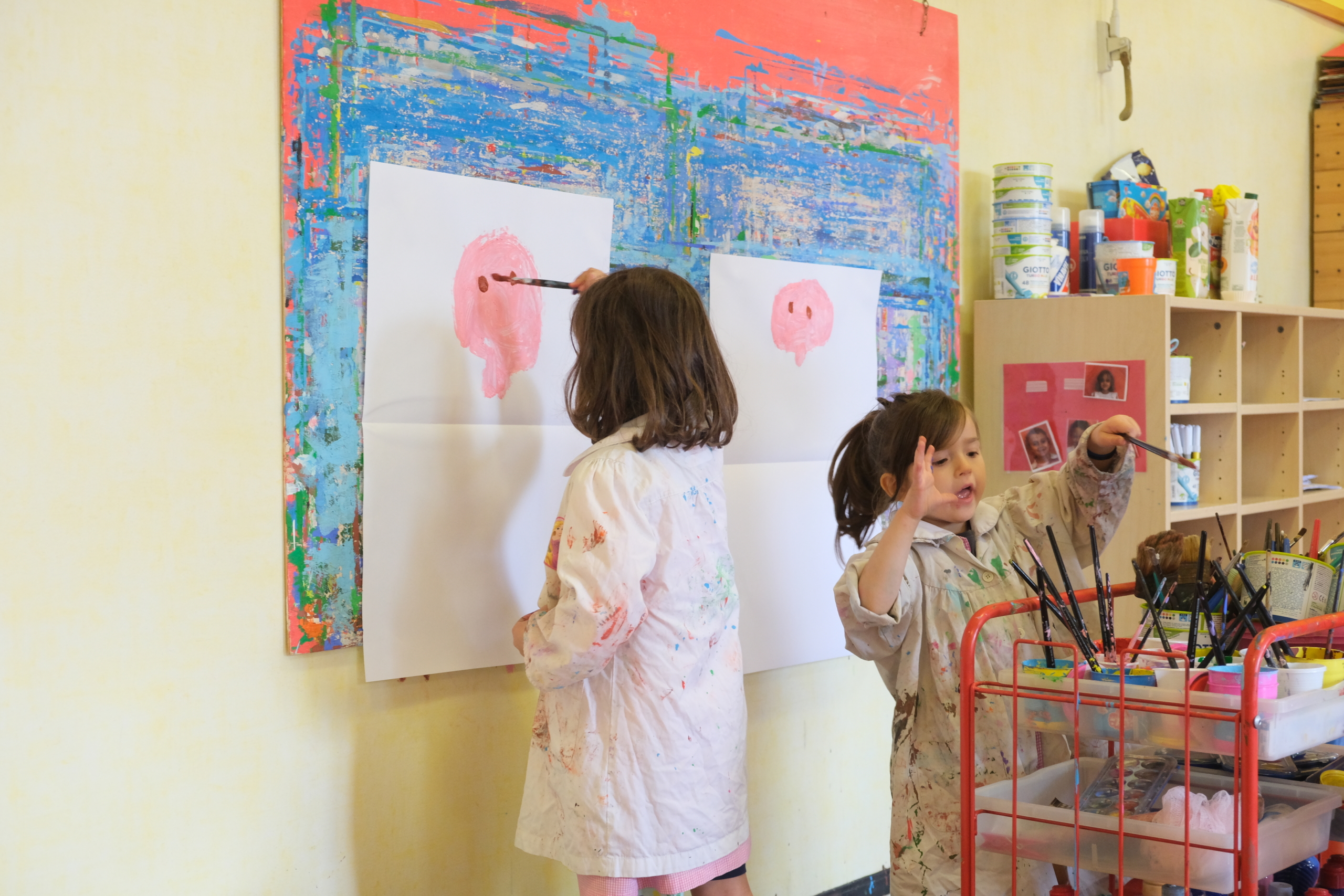Bambini che dipingono alla scuola dell'infanzia