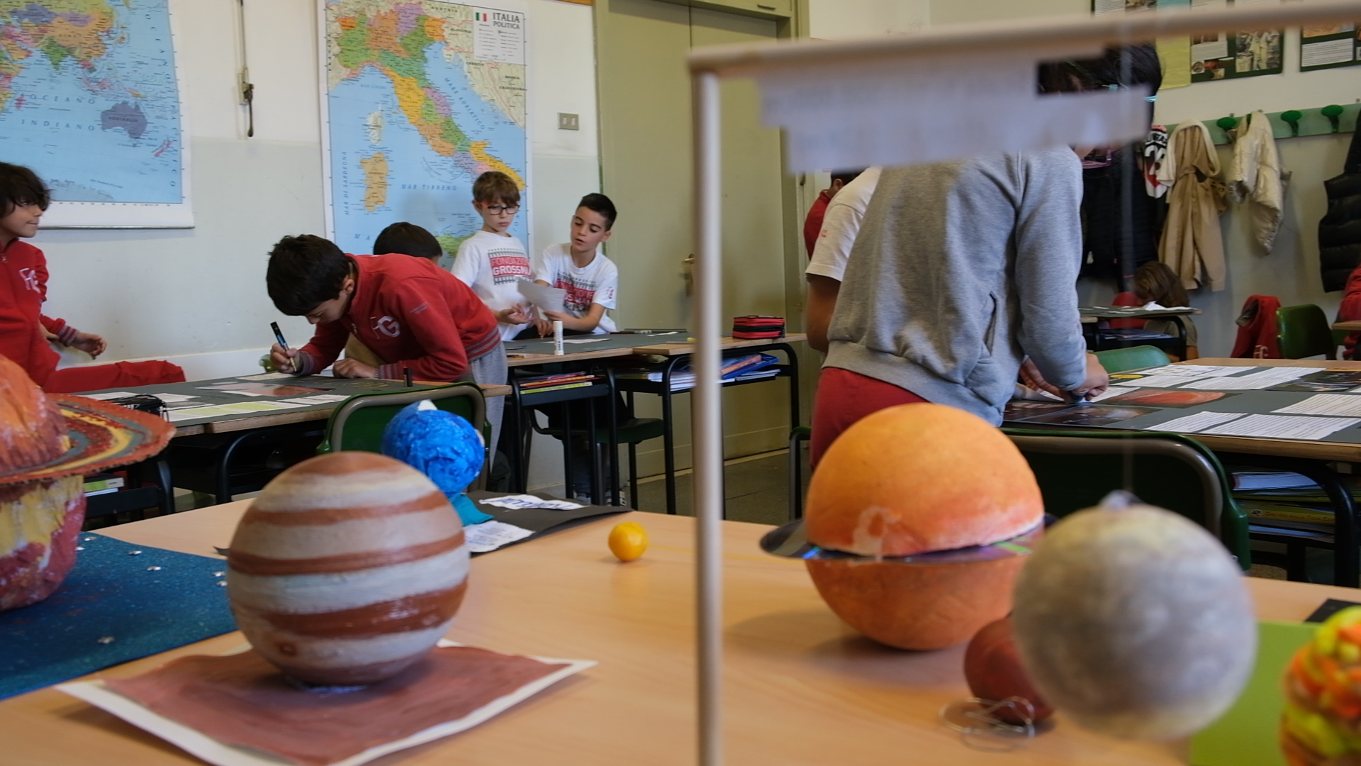 Bambini in attività alla Scuola Primaria Grossman
